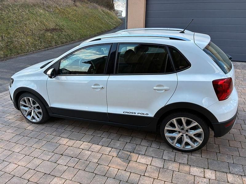 Gebraucht VW Polo Cross 90 PS (66 kW) 2015 Weiß Kleinwagen