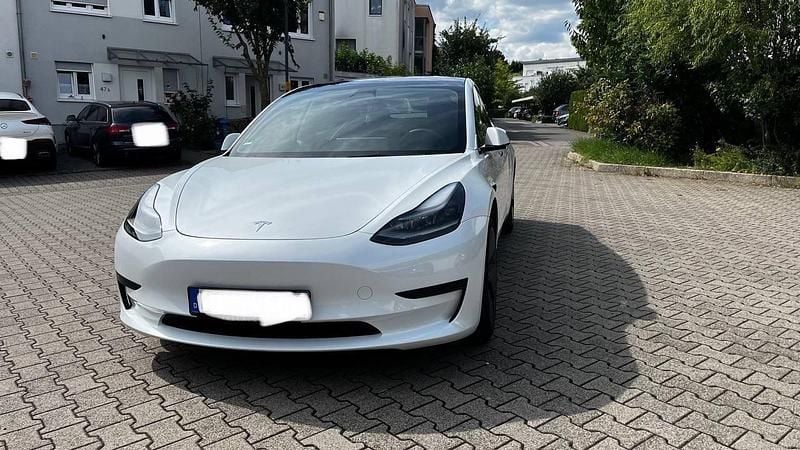 Weiß Gebraucht 2022 Tesla Model 3 Standard Range Limousine | 29.500 € (Fairer Preis) - Bild 1/4
