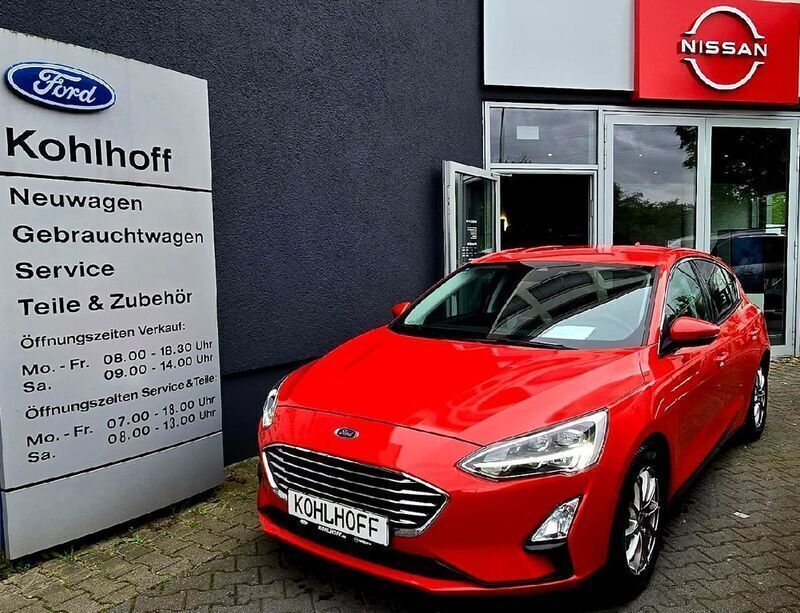 Rot Gebraucht 2019 Ford Focus Titanium Limousine | 18.470 € (Teuer) - Bild 1/4