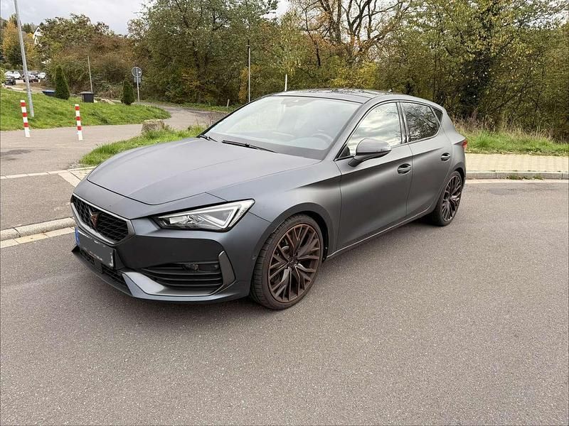 Grau Gebraucht 2024 Cupra Leon VZ Kleinwagen | 35.499 € (Guter Preis) - Bild 1/4
