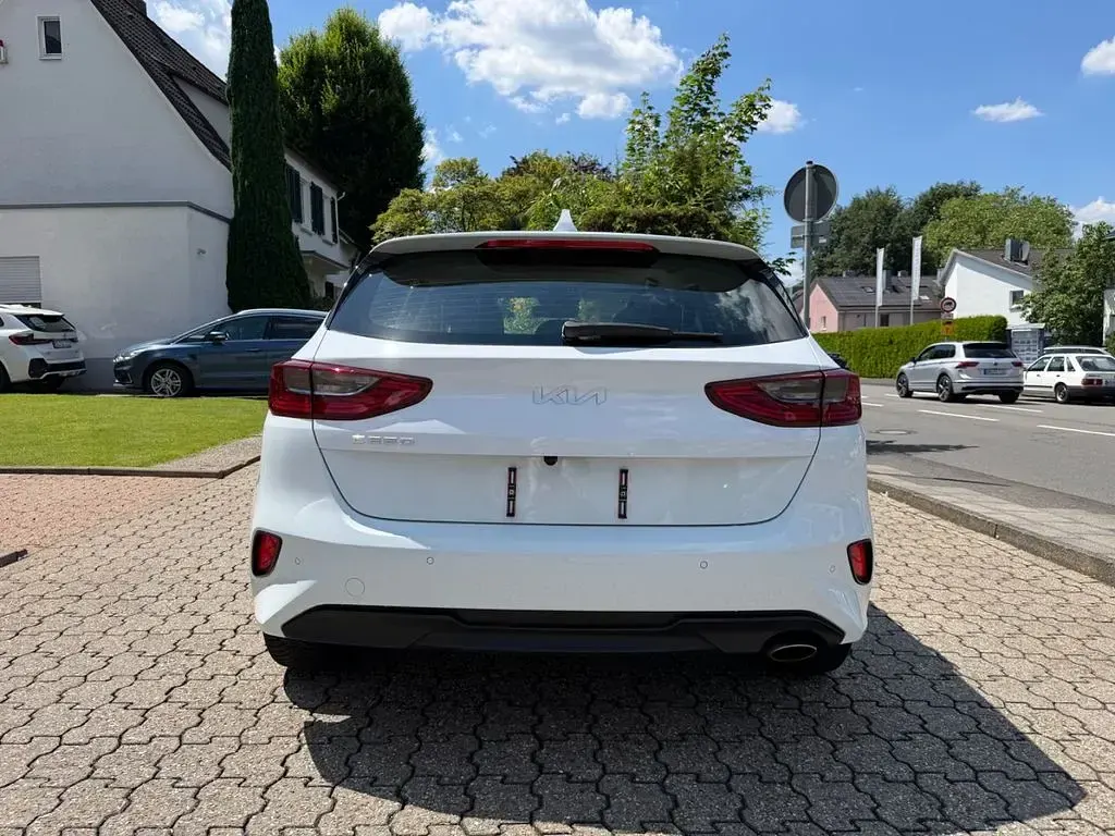 Gebraucht Kia Ceed Comfort 160 PS (117 kW) 2023 Weiß Kleinwagen