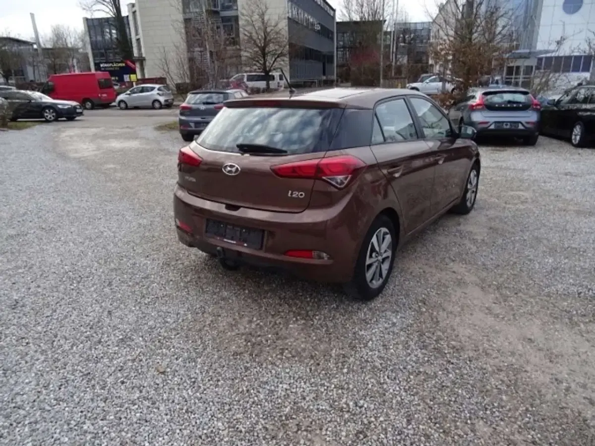 Gebraucht Hyundai i20 Classic 75 PS (55 kW) 2017 Braun Kleinwagen