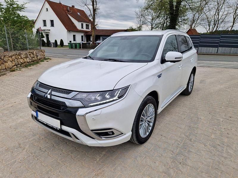 Weiß Gebraucht 2019 Mitsubishi Outlander P-HEV Plus SUV | 15.400 € (Guter Preis) - Bild 1/4