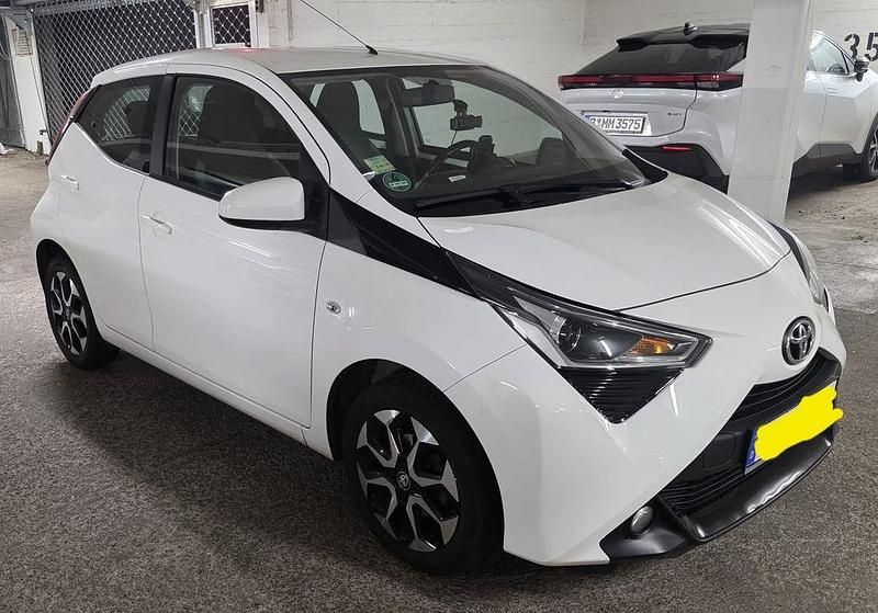 Weiß Gebraucht 2018 Toyota Aygo Connect Style Kleinwagen | 10.900 € (Fairer Preis) - Bild 1/4
