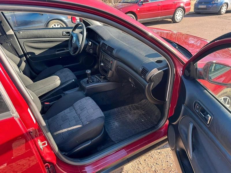 Gebraucht VW Passat 136 PS (100 kW) 1999 Rot Limousine