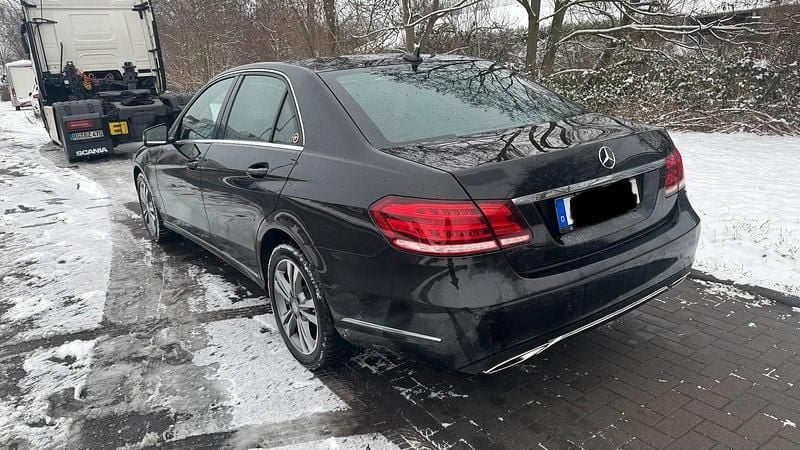 Gebraucht Mercedes E220 Avantgarde 170 PS (125 kW) 2015 Schwarz Limousine