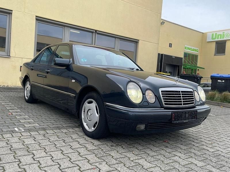 Blau Gebraucht 1996 Mercedes E200 Limousine | 2.999 € (Fairer Preis) - Bild 1/4