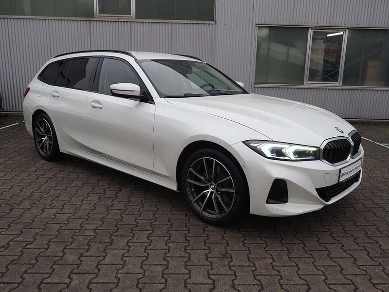 Weiß Gebraucht 2024 BMW 320 Sport Line Kombi | 36.980 € (Fairer Preis) - Bild 1/4