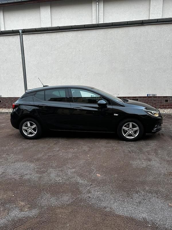 Gebraucht Opel Astra Sport 105 PS (77 kW) 2017 Schwarz Limousine