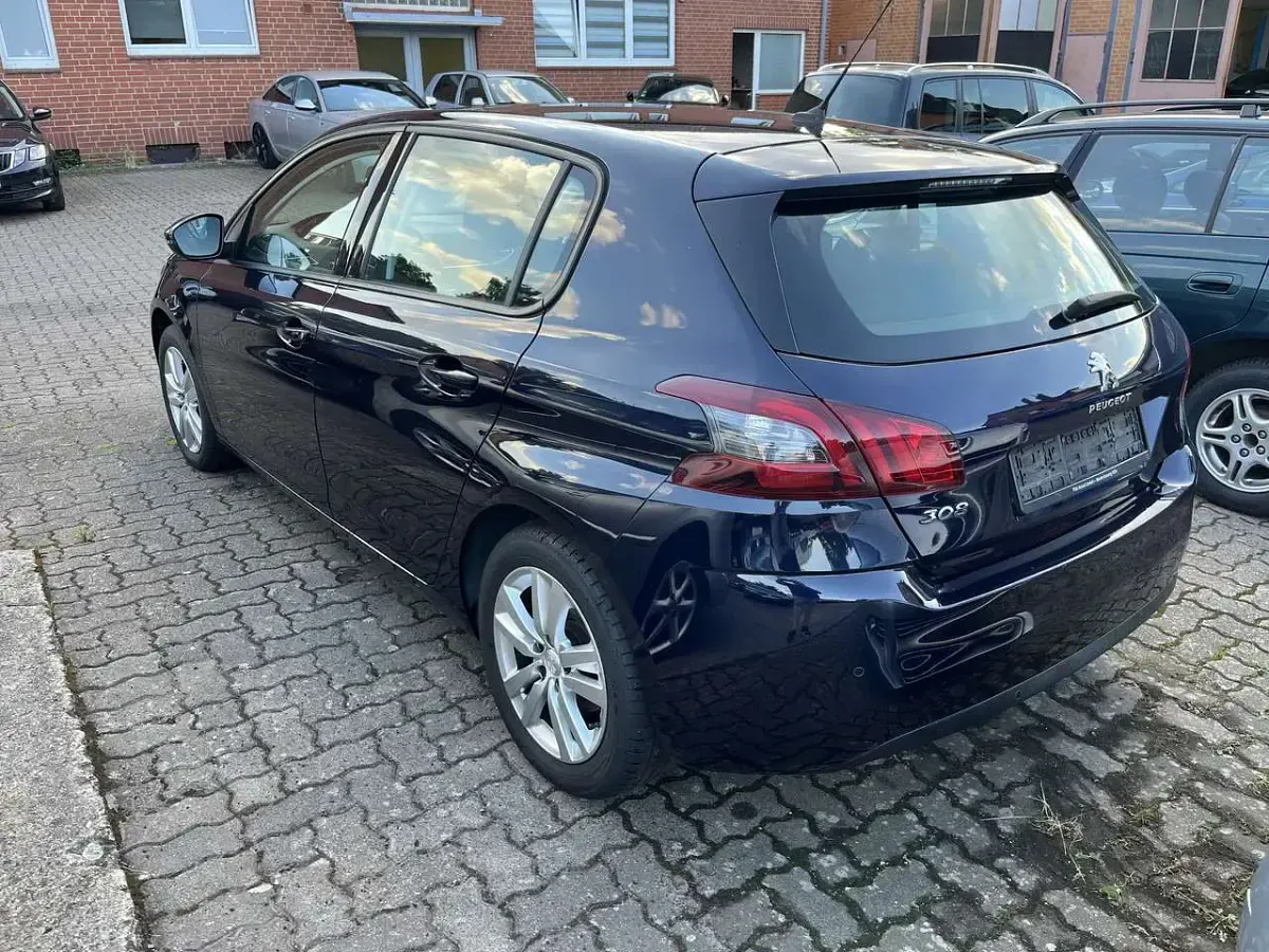 Gebraucht Peugeot 308 Active 110 PS (80 kW) 2019 Encreblau oder dark blu Limousine
