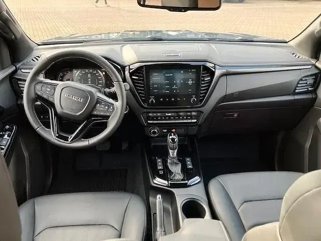 Neu Isuzu D-Max 163 PS (119 kW) 2026 Grau Pickup