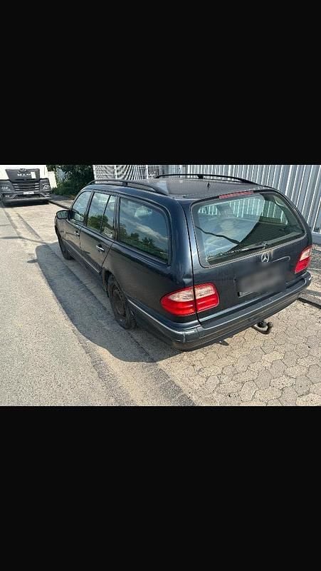 Gebraucht 2003 Mercedes E240 Kombi | 950 € - Bild 1/4