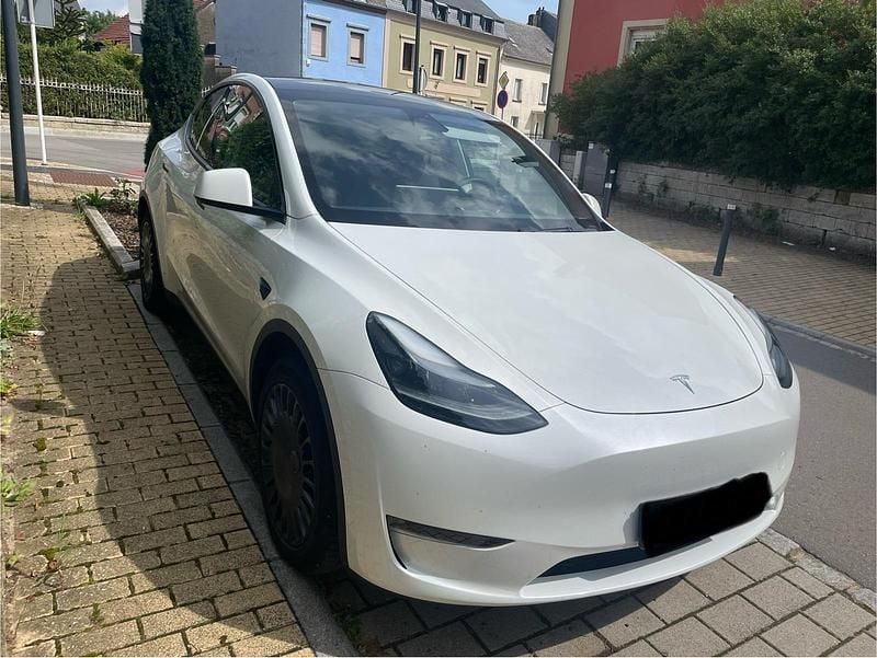 Weiß Gebraucht 2024 Tesla Model Y Long Range AWD SUV | 43.000 € (Etwas zu teuer) - Bild 1/4