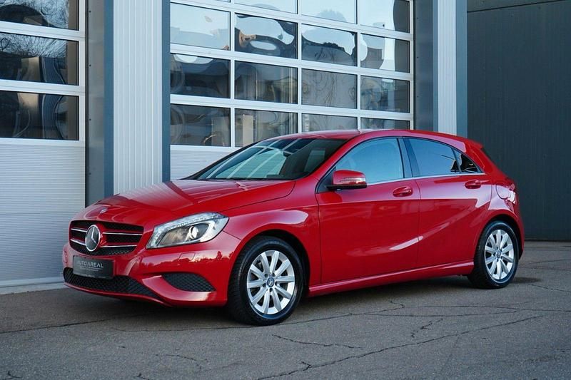 Gebraucht Mercedes A180 122 PS (89 kW) 2015 Rot Kleinwagen