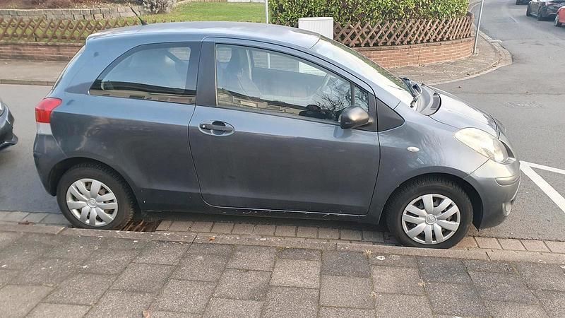 Gebraucht Toyota Yaris 69 PS (50 kW) 2009 Grau Kleinwagen