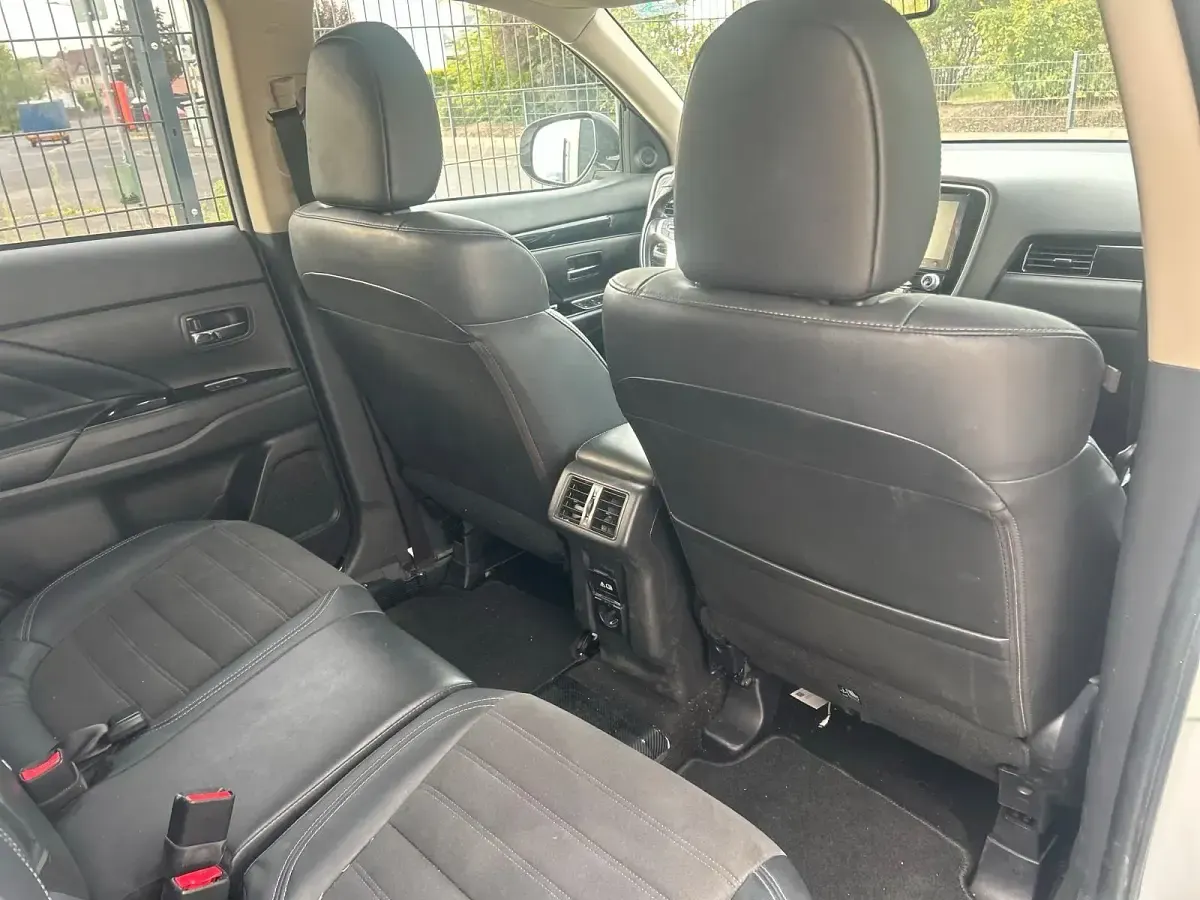 Gebraucht Mitsubishi Outlander P-HEV Plus 224 PS (164 kW) 2019 Weiß SUV