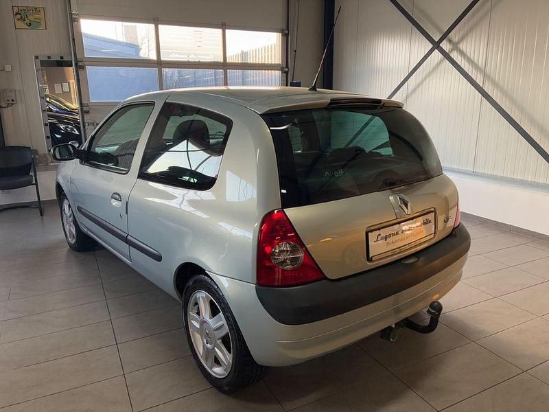 Gebraucht Renault Clio II 75 PS (55 kW) 2004 Silber Limousine