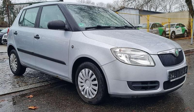 Brilliantsilber Gebraucht 2009 Skoda Fabia Classic Kleinwagen | 1.590 € (Guter Preis) - Bild 1/4