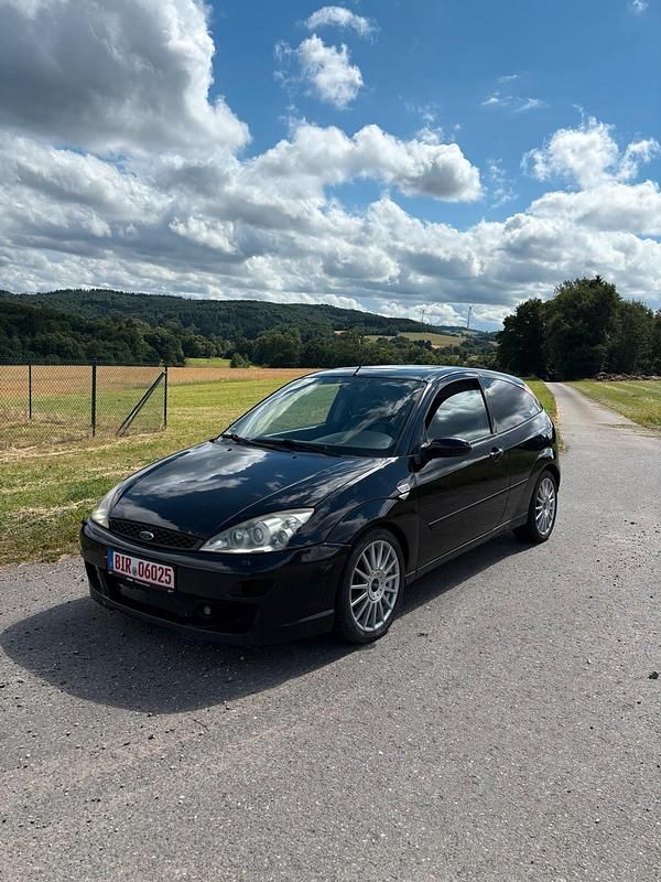Schwarz Gebraucht 2002 Ford Focus ST Limousine | 1.499 € (Superpreis) - Bild 1/4