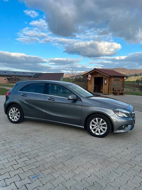 Gebraucht Mercedes A180 122 PS (89 kW) 2013 Silber Kleinwagen