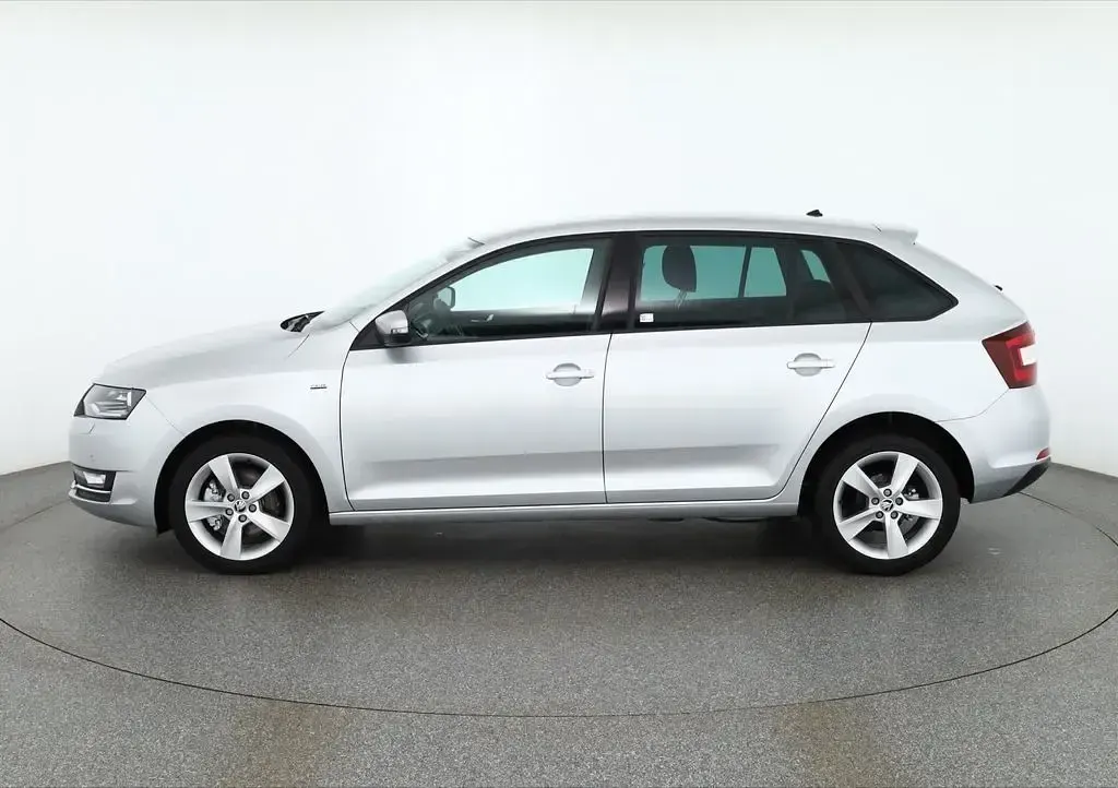 Gebraucht Skoda Rapid 125 PS (91 kW) 2018 Brilliant silber met. Kleinwagen
