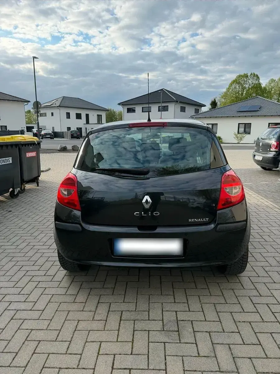 Używany Renault Clio II Dynamique 75 KM (55 kW) 2006 Czarny Sedan/Limuzyna