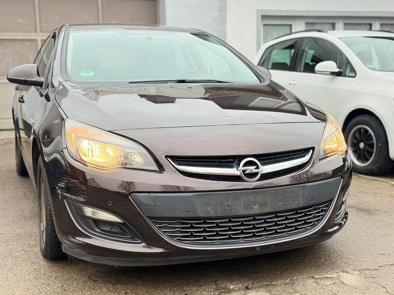 Gebraucht Opel Astra 101 PS (74 kW) 2012 Braun Limousine