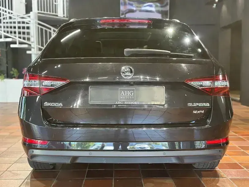Gebraucht Skoda Superb LAURIN & KLEMENT 190 PS (139 kW) 2019 Schwarz Kombi