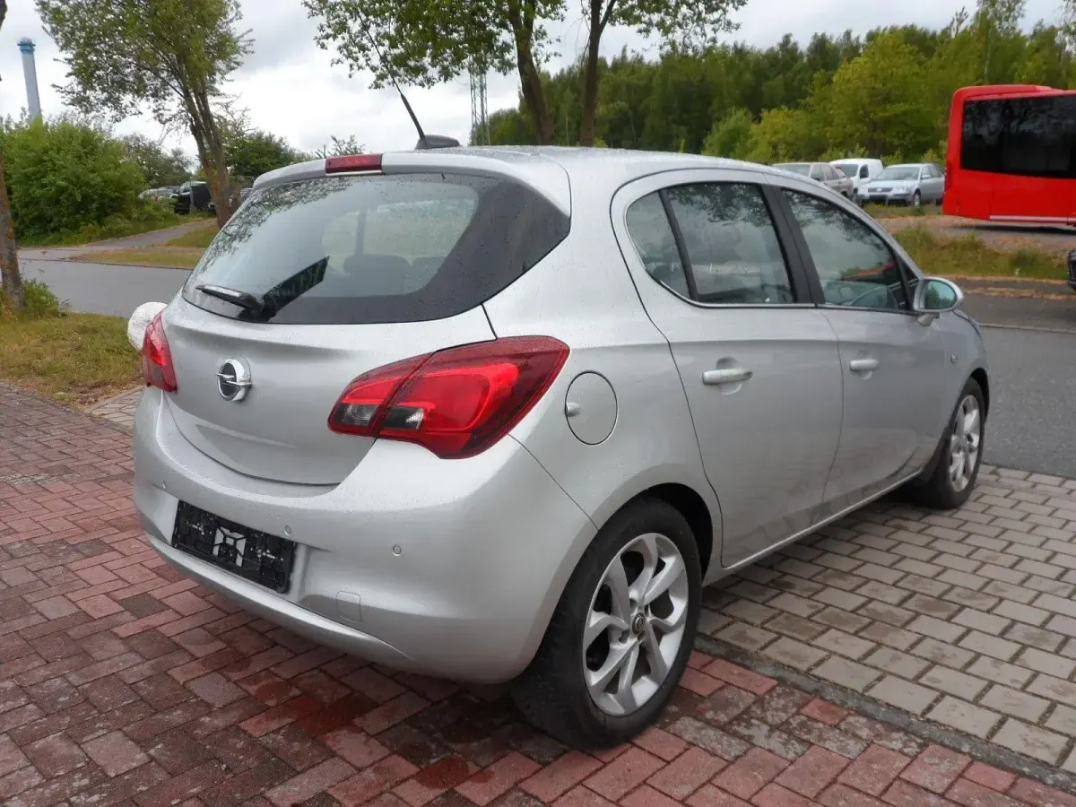 Używany Opel Corsa 90 KM (66 kW) 2016 Srebrny Sedan/Limuzyna