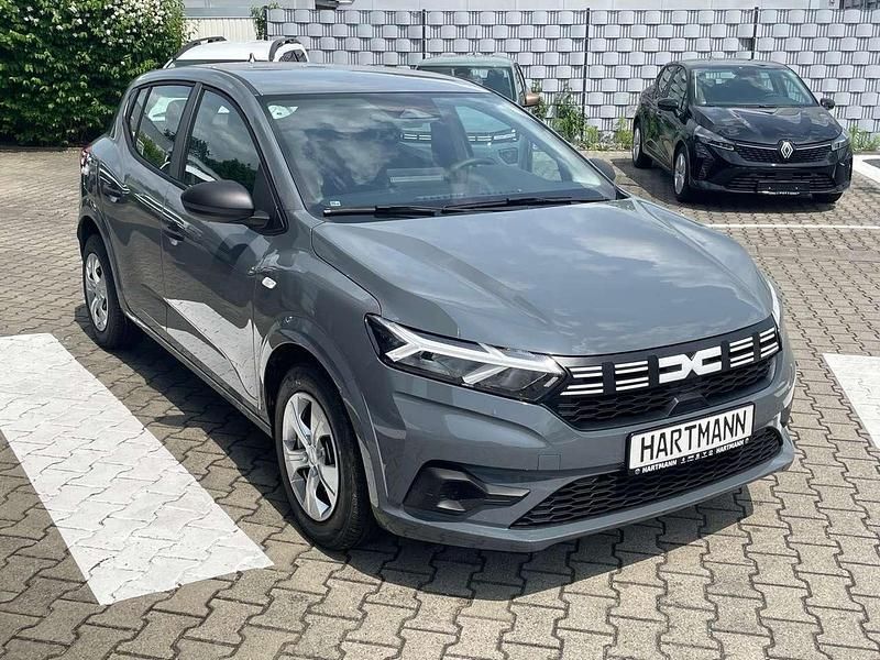 Schiefergrau Neu 2025 Dacia Sandero Essentiel Kleinwagen | 16.030 € (Guter Preis) - Bild 1/3