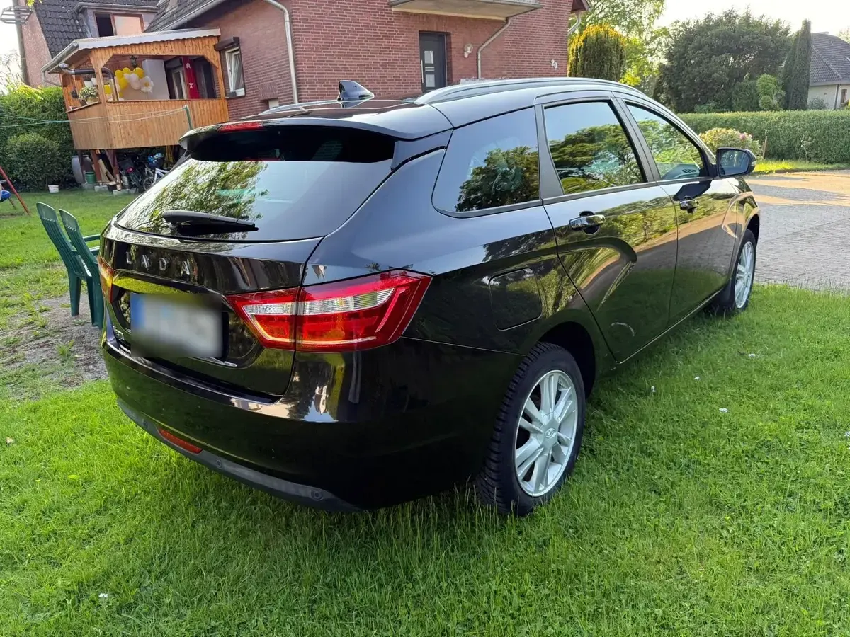 Gebraucht Lada Vesta 105 PS (77 kW) 2019 Schwarz Kombi