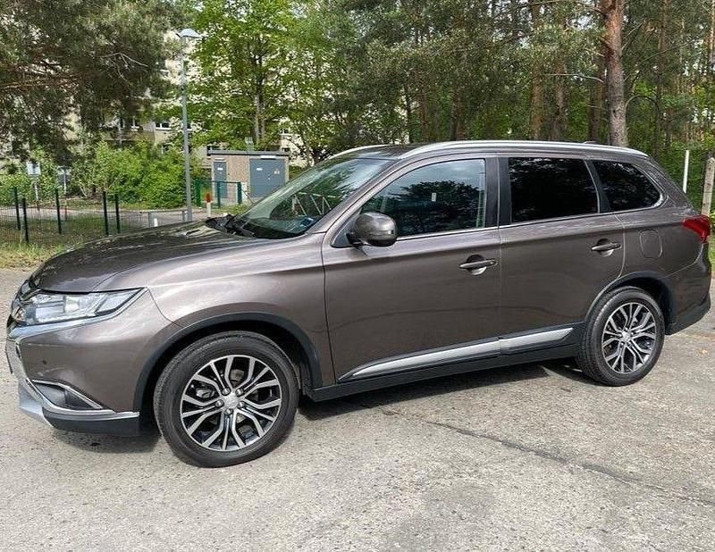 Braun Gebraucht 2017 Mitsubishi Outlander SUV | 18.000 € (Fairer Preis) - Bild 1/4