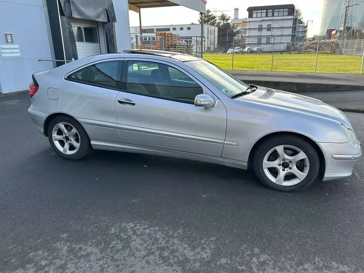 Gebraucht Mercedes CL200 163 PS (119 kW) 2002 Brillant silber Coupé