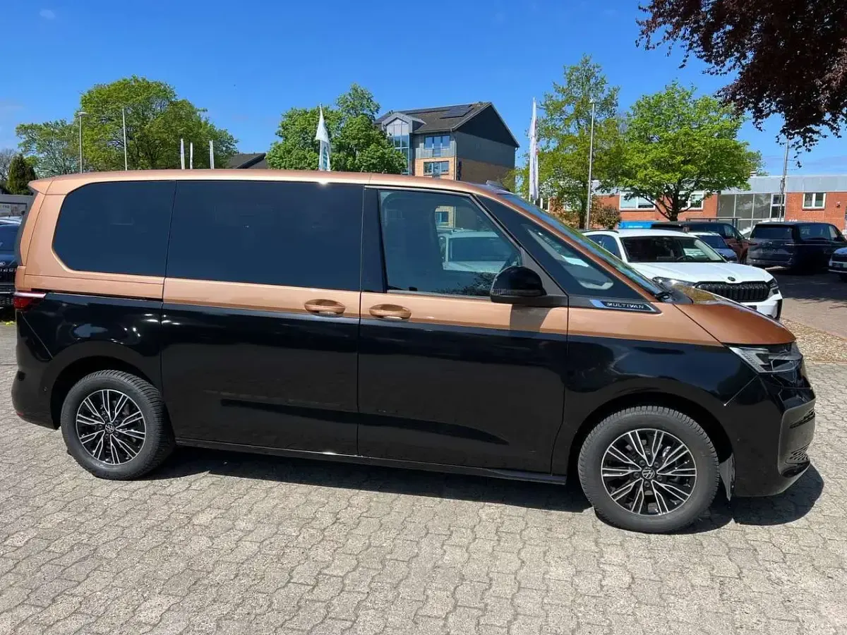 Gebraucht VW Multivan Style 150 PS (110 kW) 2026 Copper bronze met./schwarz met Van / Kleinbus