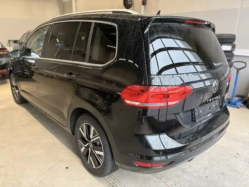 Używany VW Touran 150 KM (110 kW) 2025 Czarny Minivan