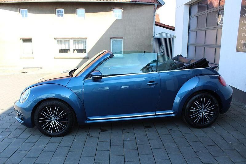 Gebraucht VW Beetle Cabriolet Design 105 PS (77 kW) 2018 Blau Cabrio