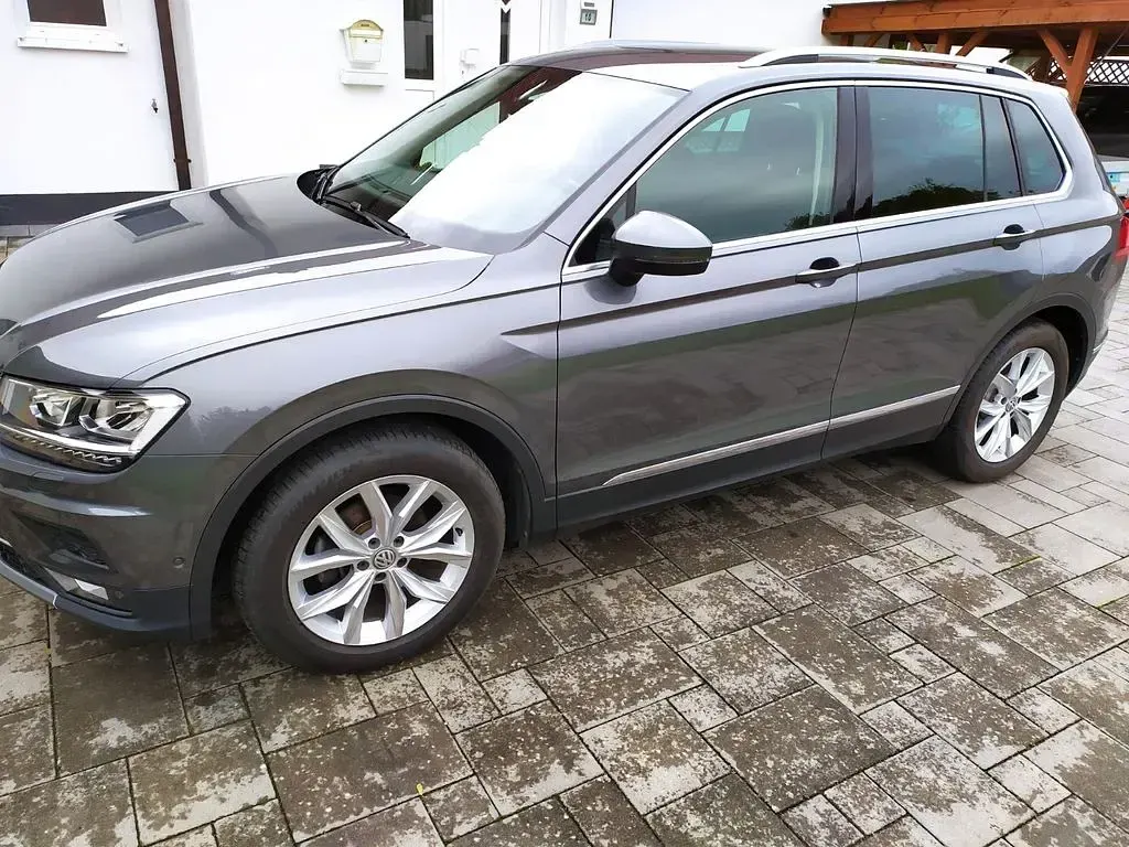 Gebraucht VW Tiguan Highline 150 PS (110 kW) 2020 Grau SUV