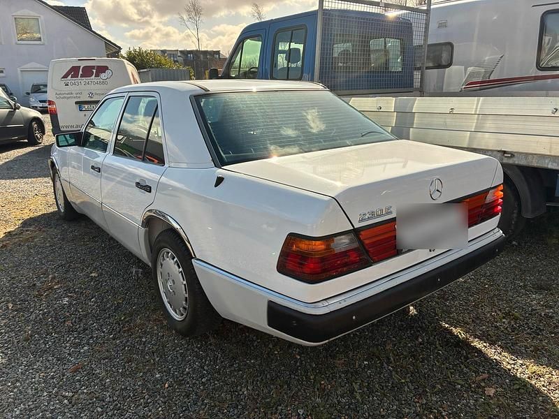 Gebraucht Mercedes E230 97 PS (71 kW) 1990 Weiß Limousine