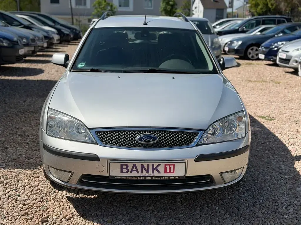 Usado Ford Mondeo Ghia 131 CV (96 kW) 2004 Plateado Berlina
