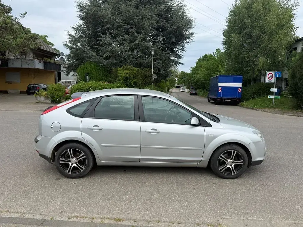 Gebraucht Ford Focus Style 109 PS (80 kW) 2007 Silber Limousine