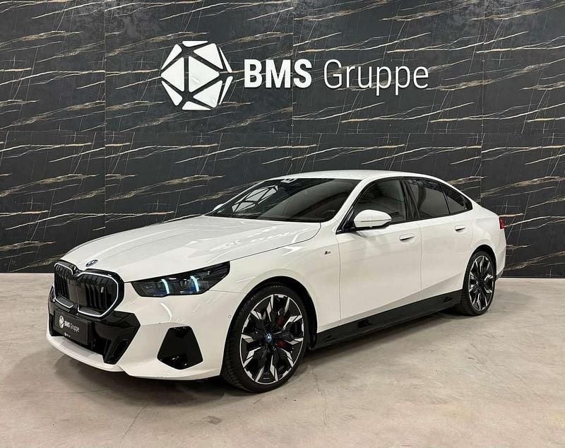 Weiß Gebraucht 2024 BMW i5 M Sport Limousine | 69.996 € - Bild 1/4