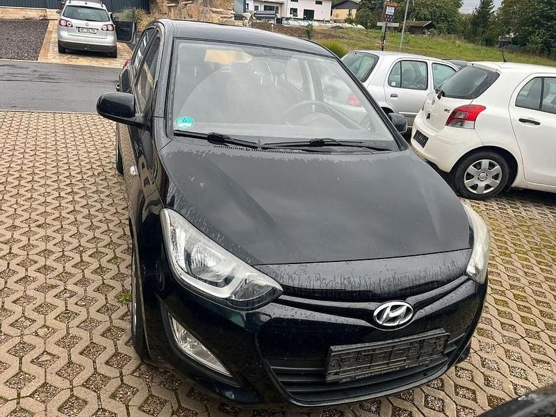 Schwarz Gebraucht 2013 Hyundai i20 Edition Limousine | 1.990 € (Guter Preis) - Bild 1/4