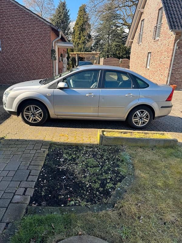 Gebraucht Ford Focus Ghia 101 PS (74 kW) 2006 Grau Limousine