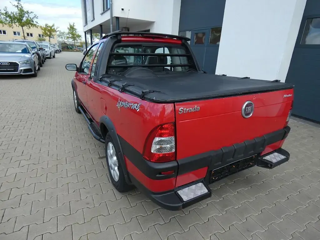 Gebraucht Fiat Strada 84 PS (61 kW) 2009 Rot Pickup