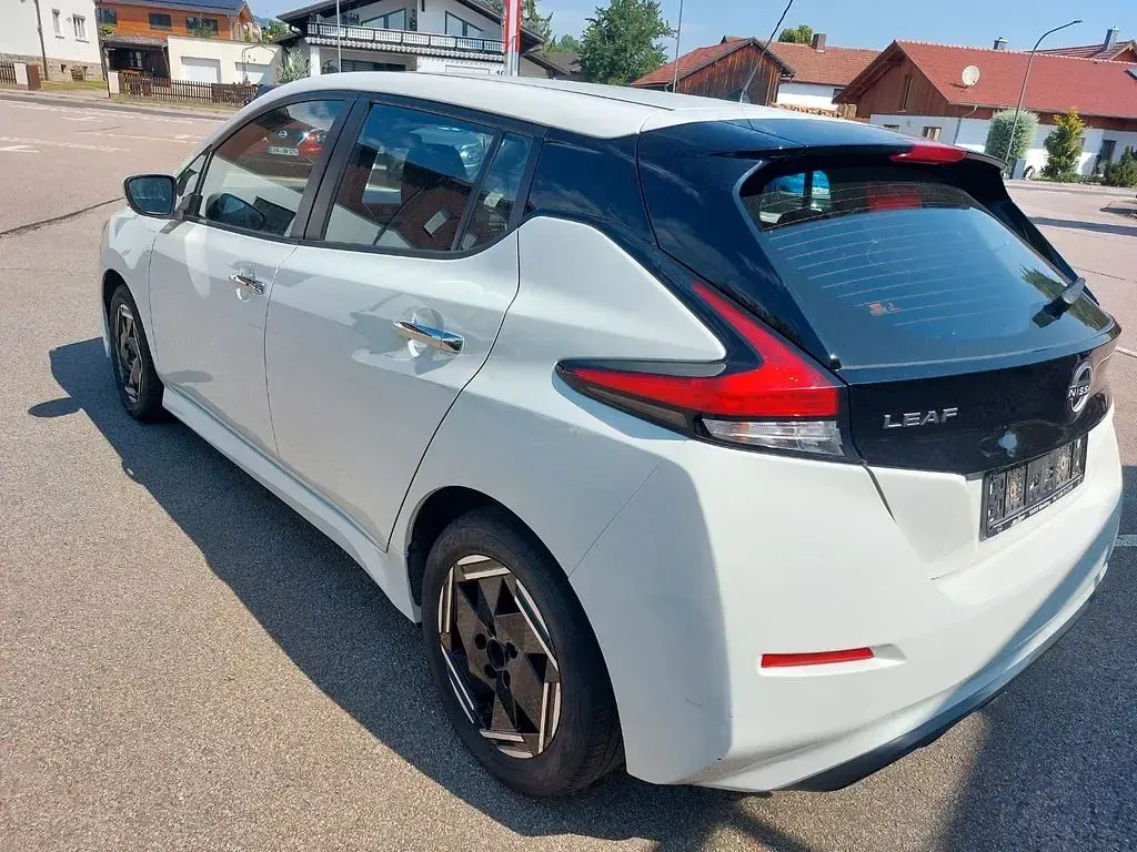 Gebraucht Nissan Leaf Acenta 110 kW (150 PS) 2023 Weiß Kleinwagen