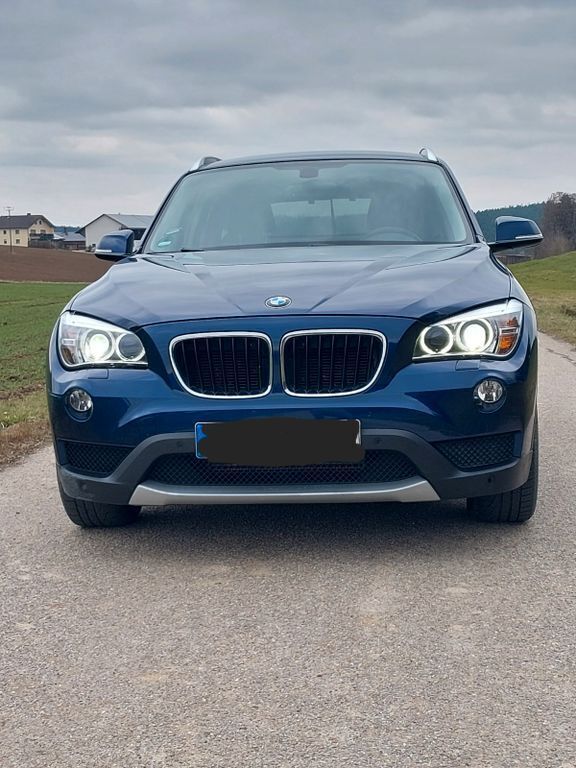 Blau Gebraucht 2013 BMW X1 SUV | 17.499 € - Bild 1/4