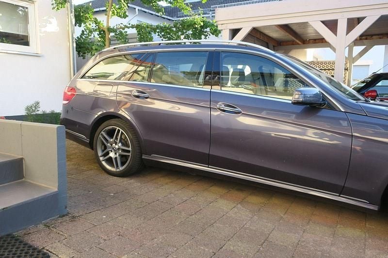 Blau Gebraucht 2015 Mercedes E500 Avantgarde Kombi | 22.400 € (Guter Preis) - Bild 1/4