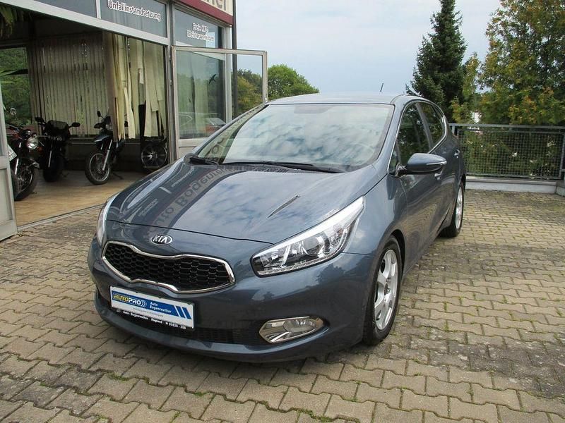 Blau Gebraucht 2013 Kia Ceed Limousine | 8.850 € (Etwas zu teuer) - Bild 1/4