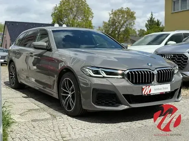 Gebraucht BMW 520 M Sport 190 PS (139 kW) 2021 Berninagrau bernsteineffekt me Kombi