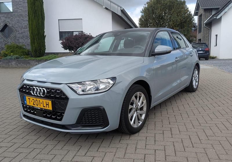 Grau Gebraucht 2020 Audi A1 Sportback Kleinwagen | 18.200 € (Etwas zu teuer) - Bild 1/4